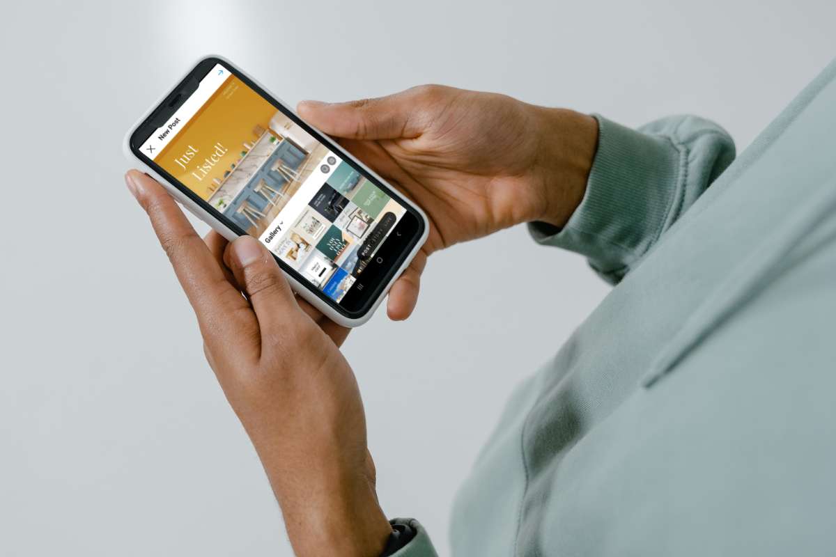 photo of a mobile device using karuvi social to posting social media content for realtors